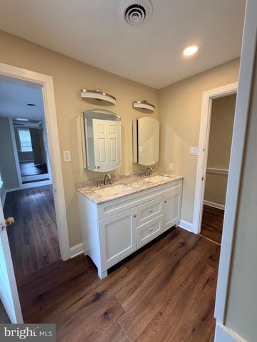 127 E UNION ST, Burlington, NJ 08016