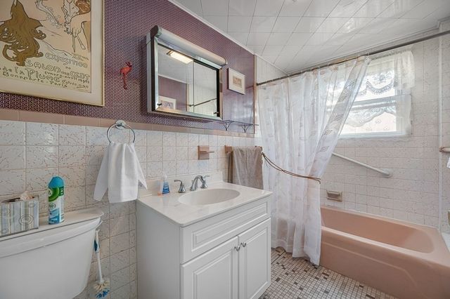 2 A Nonquit Street A, Worcester, MA 01604