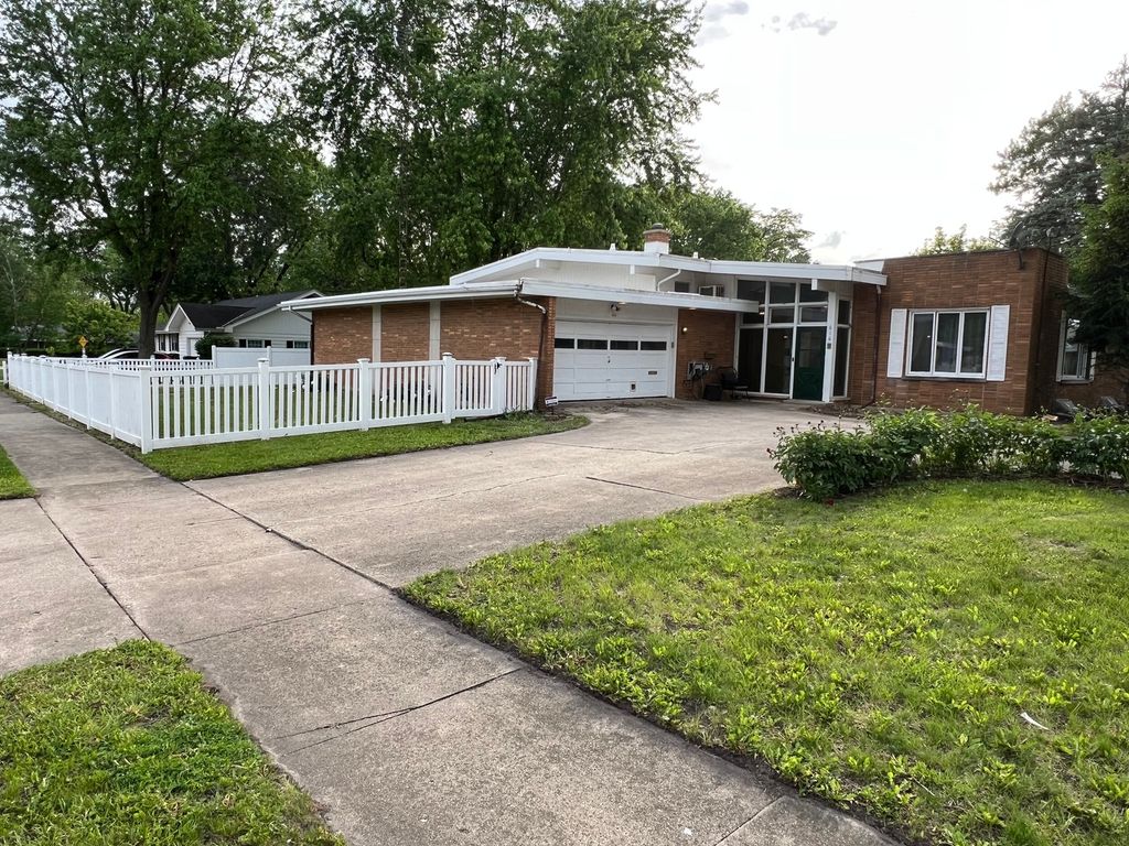 616 Seneca Drive, Aurora, IL 60506
