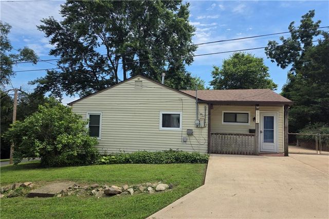 9226 Walnut Street, Kansas City, MO 64114