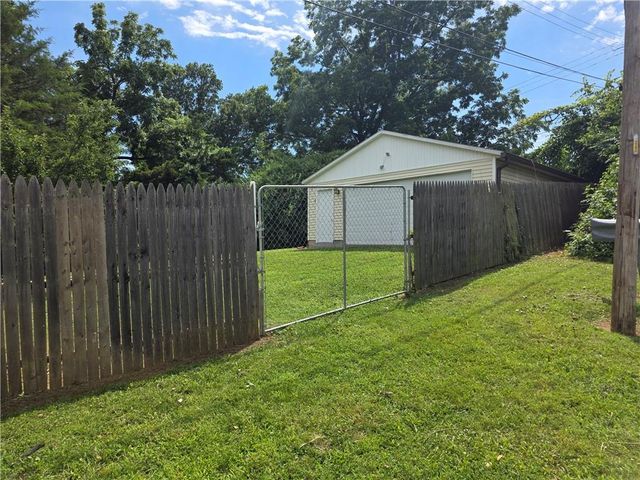 9226 Walnut Street, Kansas City, MO 64114