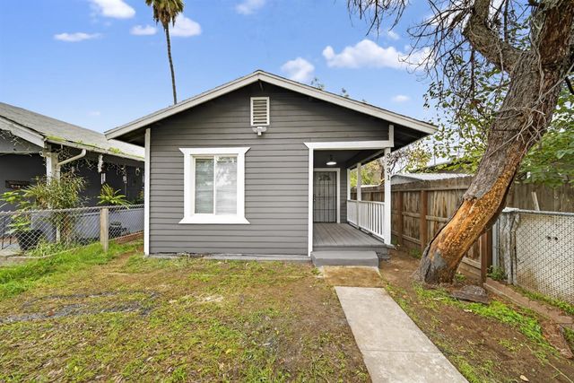 3231 E Townsend Avenue, Fresno, CA 93702