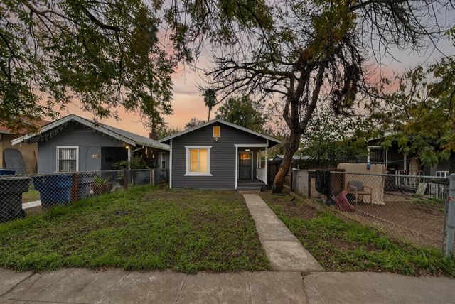 3231 E Townsend Avenue, Fresno, CA 93702