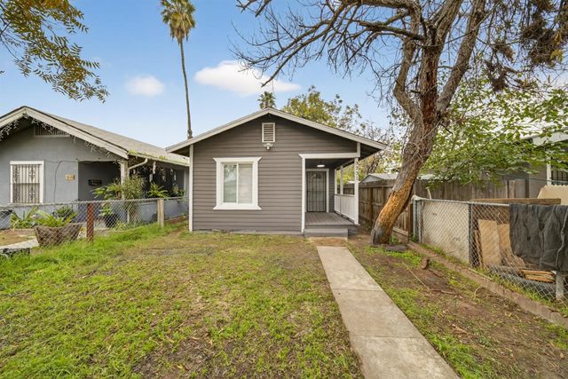 3231 E Townsend Avenue, Fresno, CA 93702