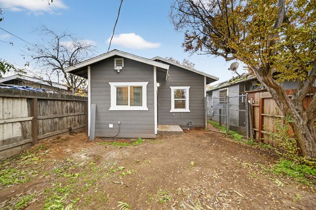 3231 E Townsend Avenue, Fresno, CA 93702