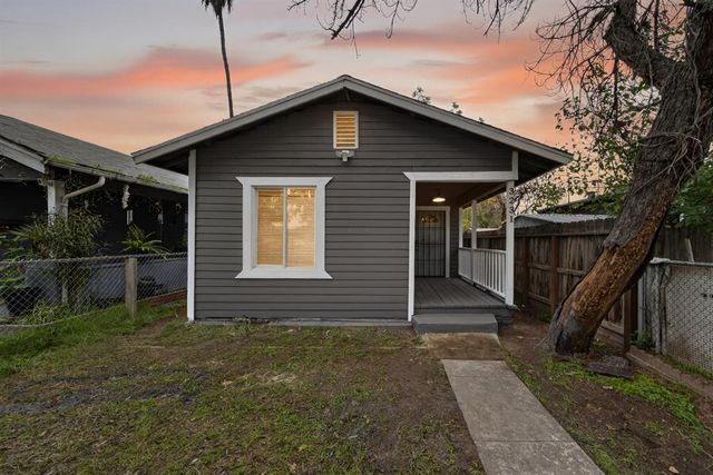 3231 E Townsend Avenue, Fresno, CA 93702