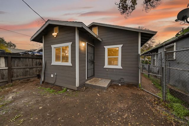 3231 E Townsend Avenue, Fresno, CA 93702