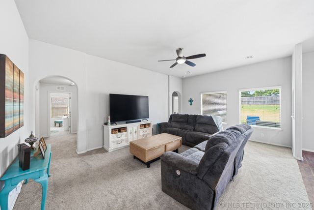 2605 W 111th Place S, Jenks, OK 74037