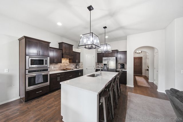 2605 W 111th Place S, Jenks, OK 74037