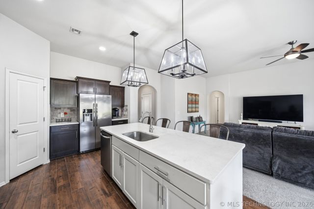 2605 W 111th Place S, Jenks, OK 74037