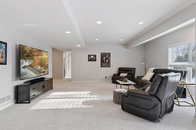 7135 Gunflint Trail, Chanhassen, MN 55317