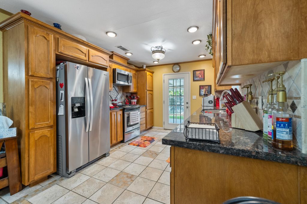 Image 10 of property listing at 1722 W La Vida, Visalia, CA 93277