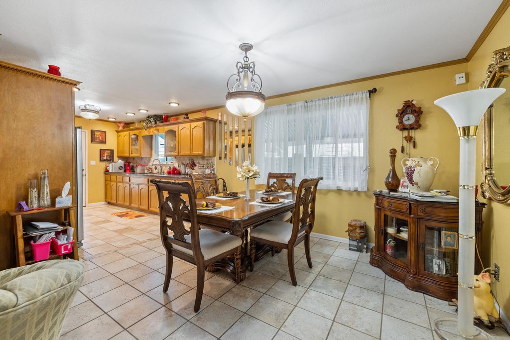 Image 11 of property listing at 1722 W La Vida, Visalia, CA 93277