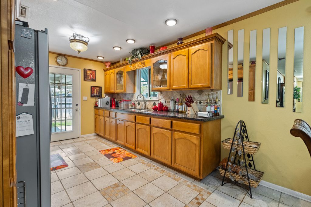 Image 13 of property listing at 1722 W La Vida, Visalia, CA 93277