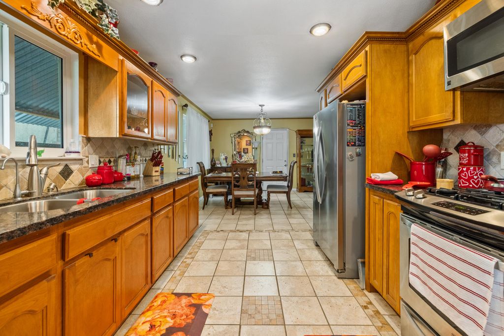 Image 14 of property listing at 1722 W La Vida, Visalia, CA 93277