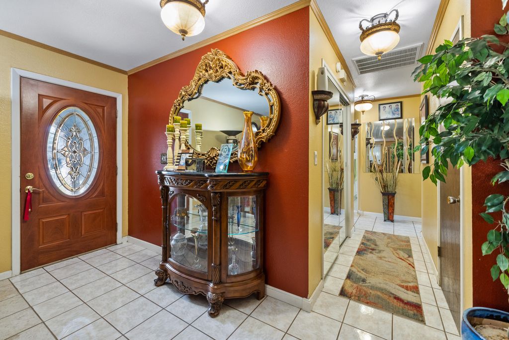 Image 15 of property listing at 1722 W La Vida, Visalia, CA 93277