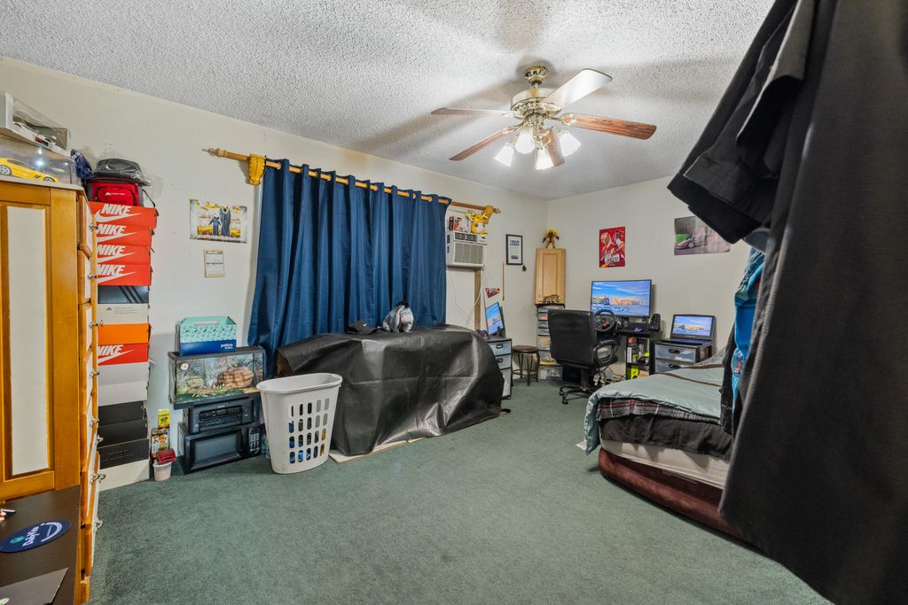 Image 16 of property listing at 1722 W La Vida, Visalia, CA 93277