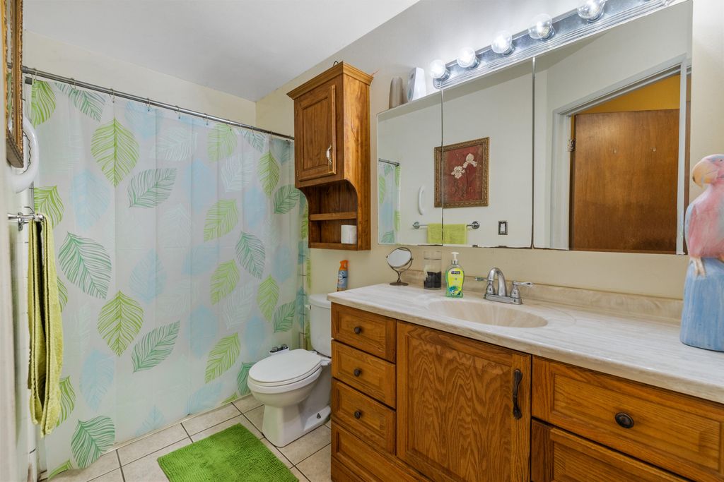 Image 19 of property listing at 1722 W La Vida, Visalia, CA 93277