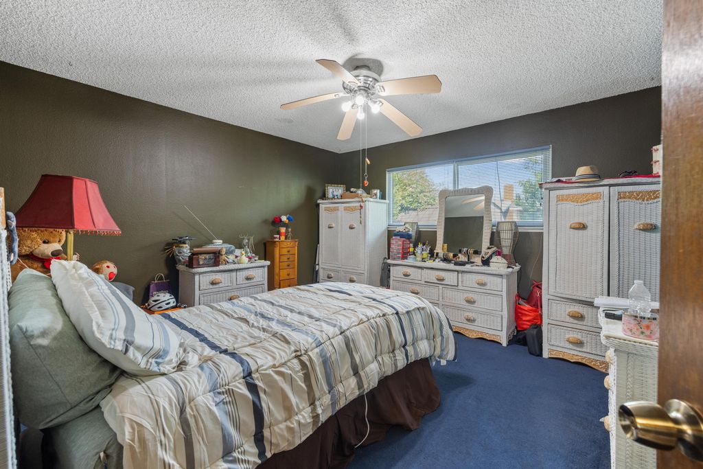 Image 23 of property listing at 1722 W La Vida, Visalia, CA 93277