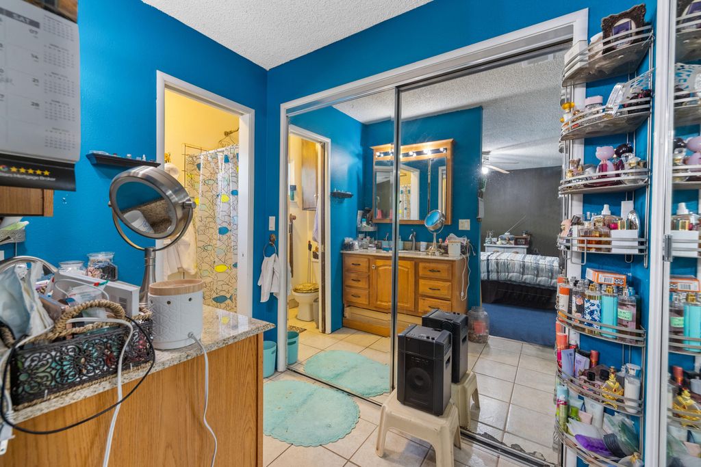 Image 24 of property listing at 1722 W La Vida, Visalia, CA 93277