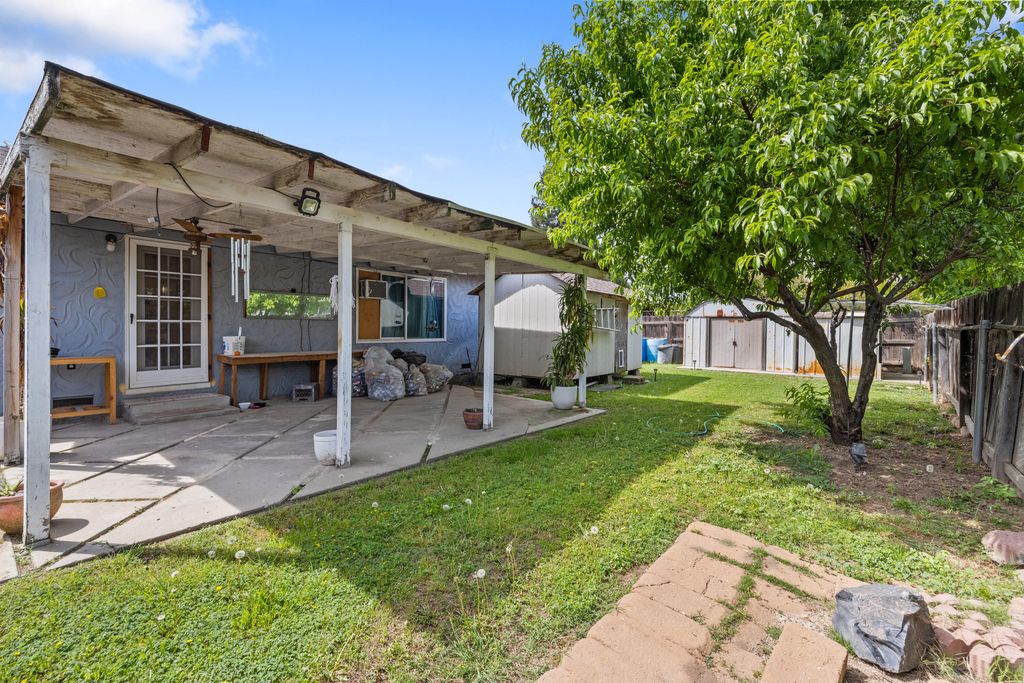 Image 27 of property listing at 1722 W La Vida, Visalia, CA 93277