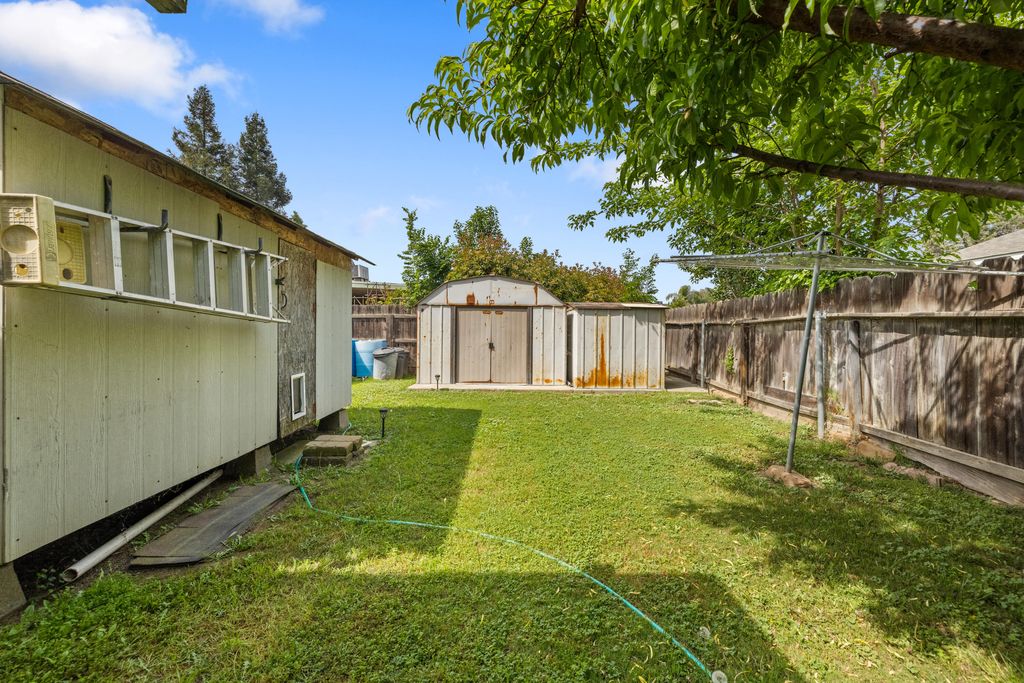 Image 29 of property listing at 1722 W La Vida, Visalia, CA 93277