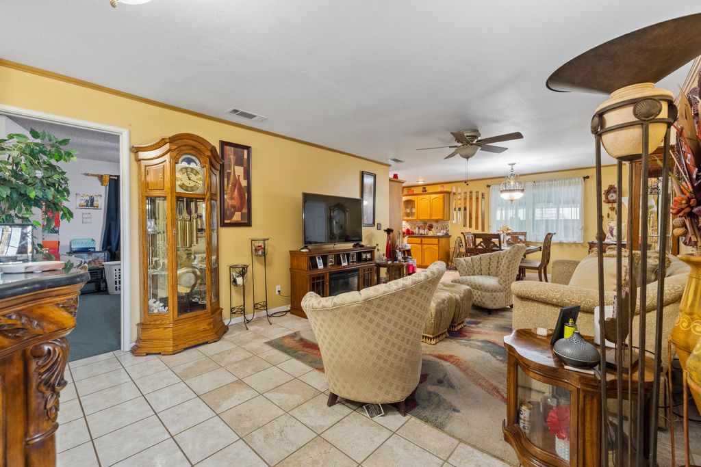 Image 4 of property listing at 1722 W La Vida, Visalia, CA 93277