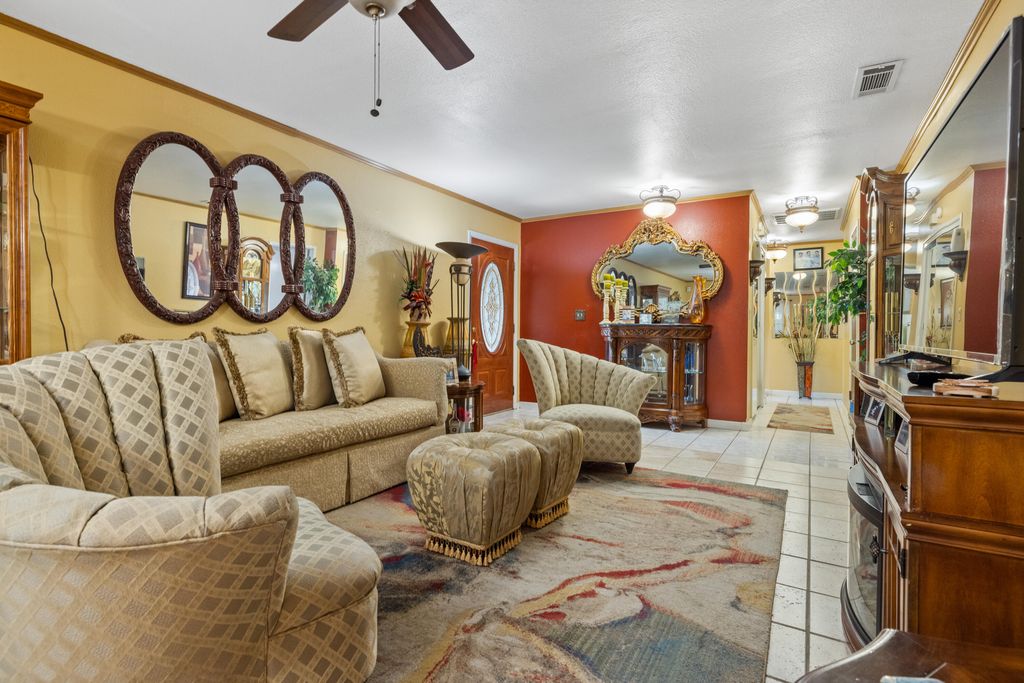 Image 5 of property listing at 1722 W La Vida, Visalia, CA 93277