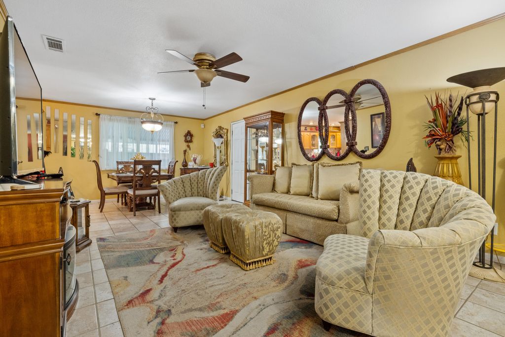 Image 6 of property listing at 1722 W La Vida, Visalia, CA 93277