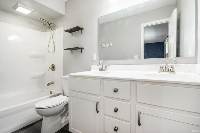 54805 W Sunray Drive, Osceola, IN 46561