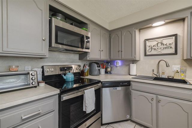 614 W Greenwood Court, Mustang, OK 73064