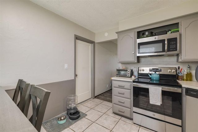 614 W Greenwood Court, Mustang, OK 73064