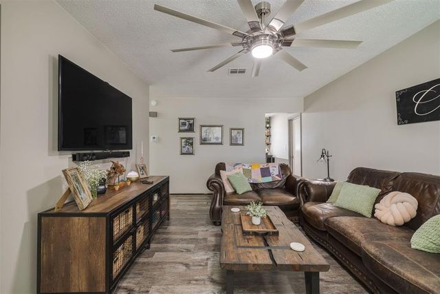 614 W Greenwood Court, Mustang, OK 73064