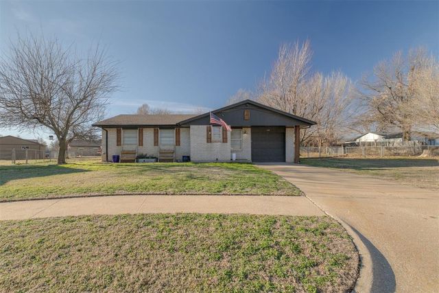 614 W Greenwood Court, Mustang, OK 73064