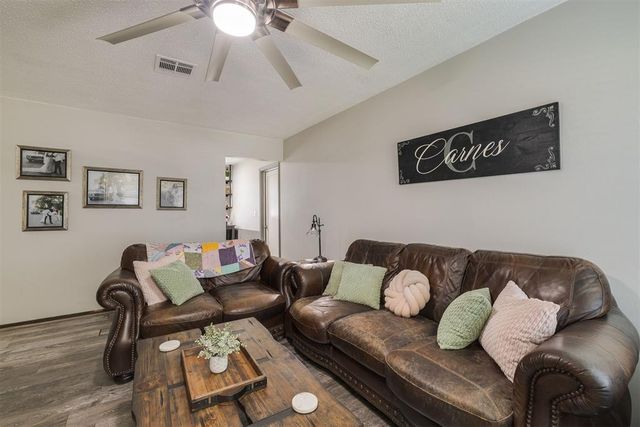 614 W Greenwood Court, Mustang, OK 73064