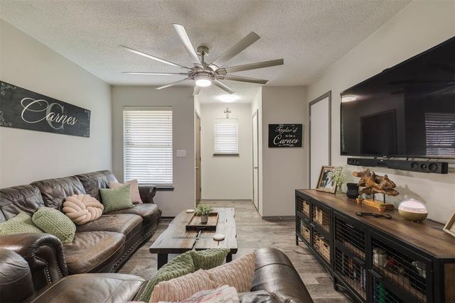 614 W Greenwood Court, Mustang, OK 73064