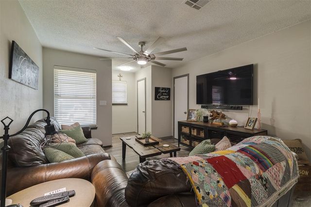 614 W Greenwood Court, Mustang, OK 73064