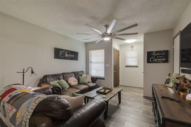 614 W Greenwood Court, Mustang, OK 73064