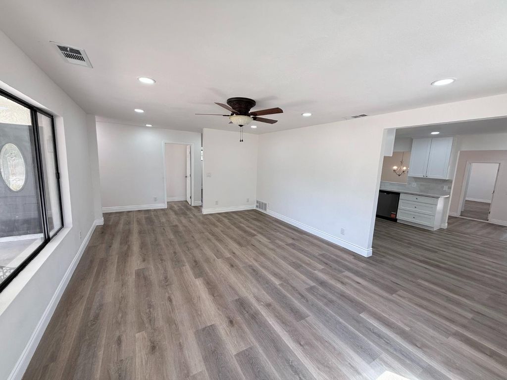 Image 10 of property listing at 6927 W Yale Avenue, Fresno, CA 93723