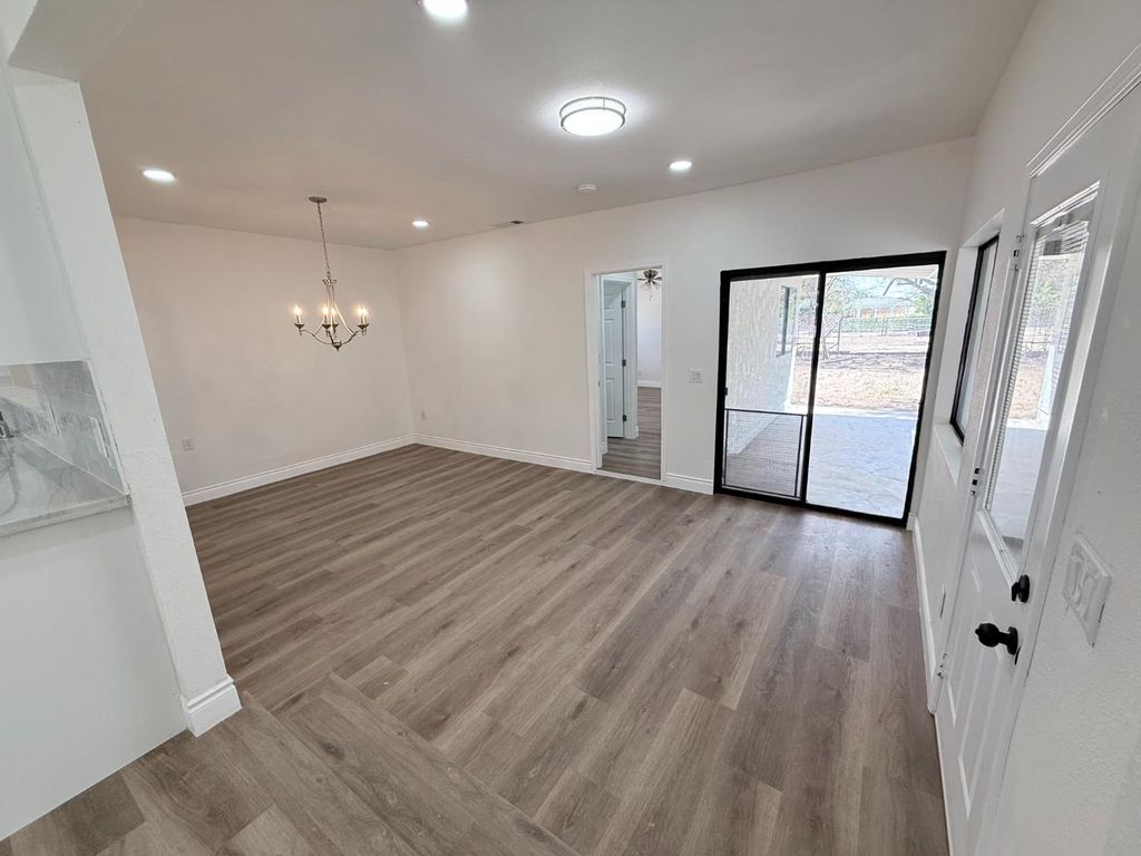 Image 14 of property listing at 6927 W Yale Avenue, Fresno, CA 93723