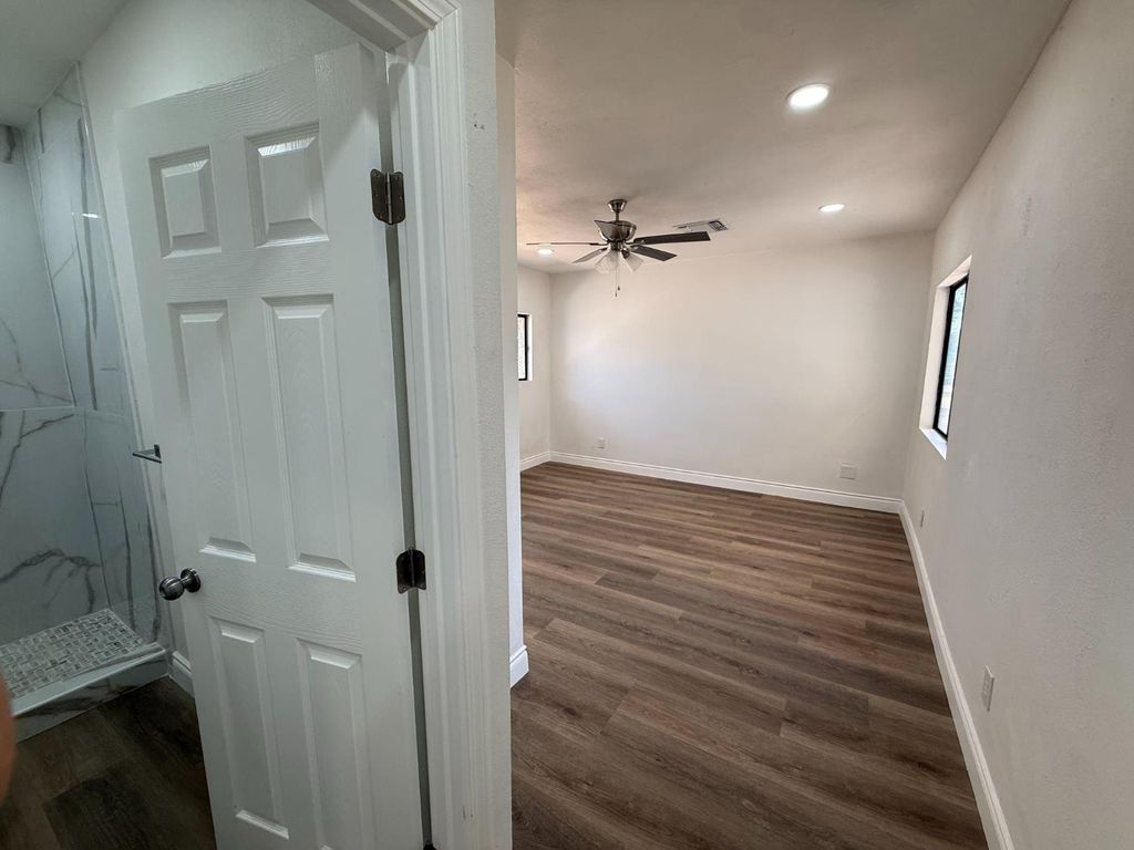 Image 16 of property listing at 6927 W Yale Avenue, Fresno, CA 93723