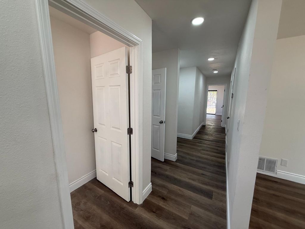 Image 20 of property listing at 6927 W Yale Avenue, Fresno, CA 93723