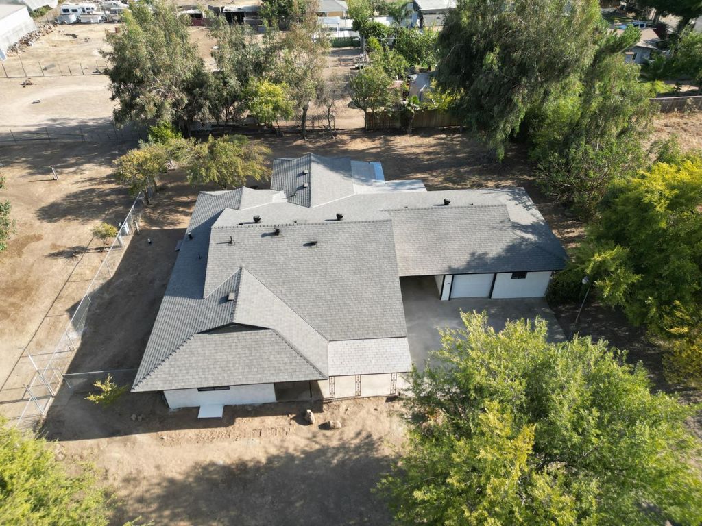 Image 5 of property listing at 6927 W Yale Avenue, Fresno, CA 93723