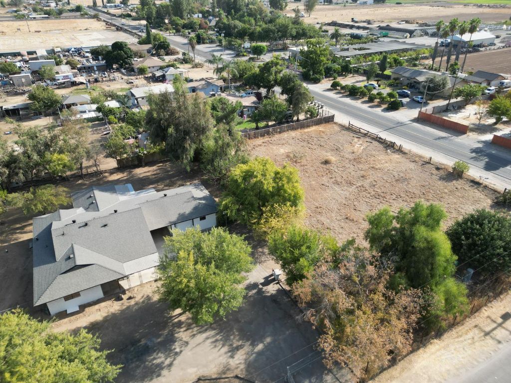 Image 6 of property listing at 6927 W Yale Avenue, Fresno, CA 93723