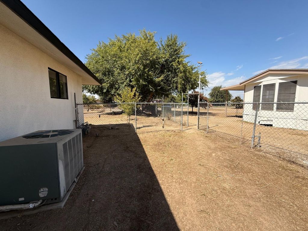 Image 60 of property listing at 6927 W Yale Avenue, Fresno, CA 93723