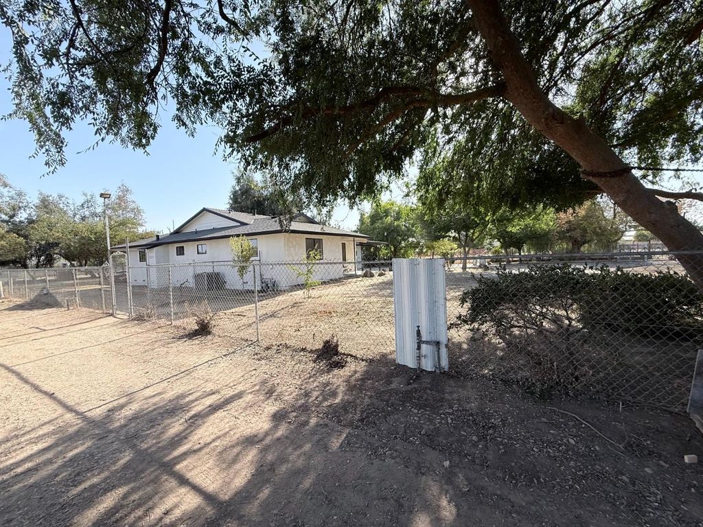 Image 62 of property listing at 6927 W Yale Avenue, Fresno, CA 93723