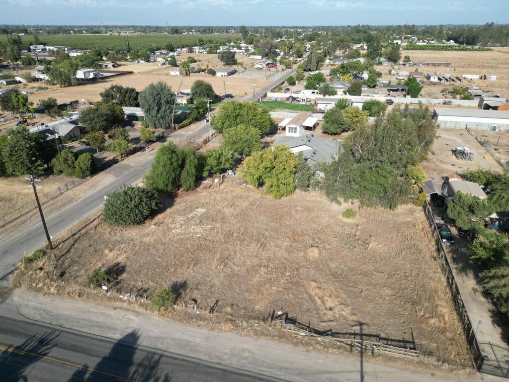 Image 7 of property listing at 6927 W Yale Avenue, Fresno, CA 93723