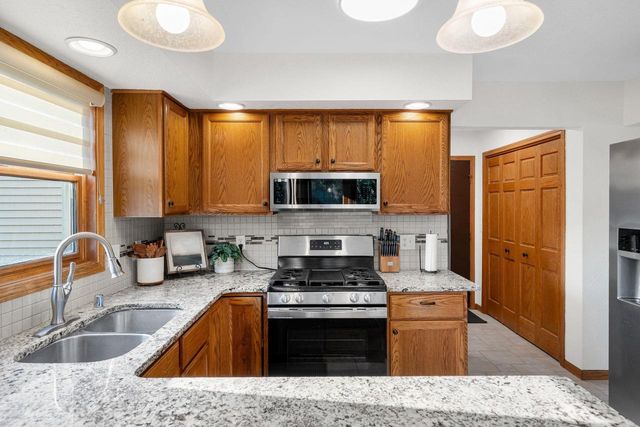2705 OAKWOOD CIRCLE, Oshkosh, WI 54904