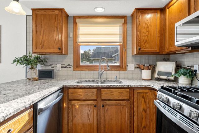2705 OAKWOOD CIRCLE, Oshkosh, WI 54904