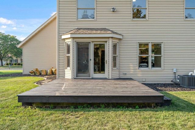 2705 OAKWOOD CIRCLE, Oshkosh, WI 54904